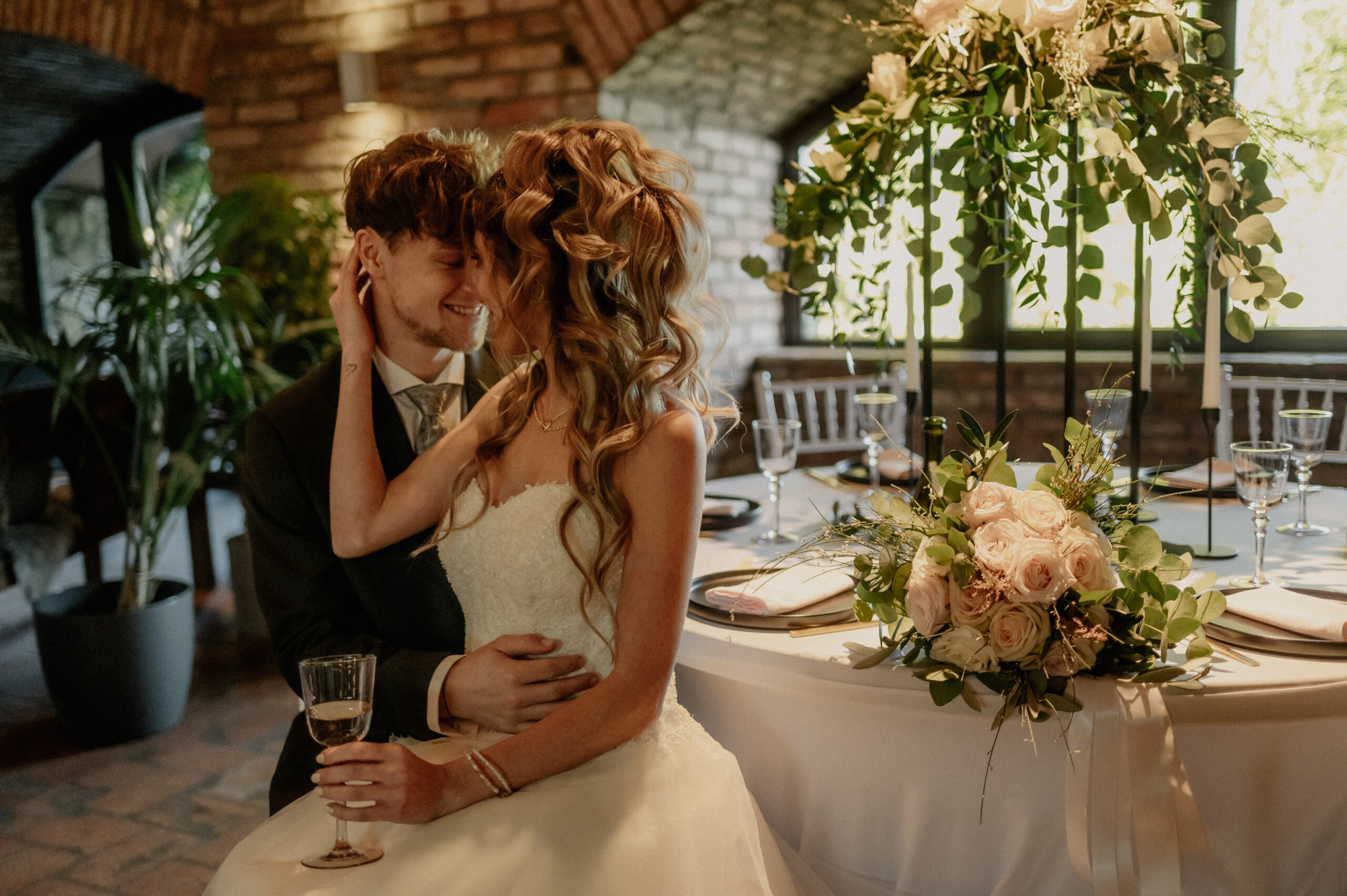 Brautpaar bei Dinner in Location