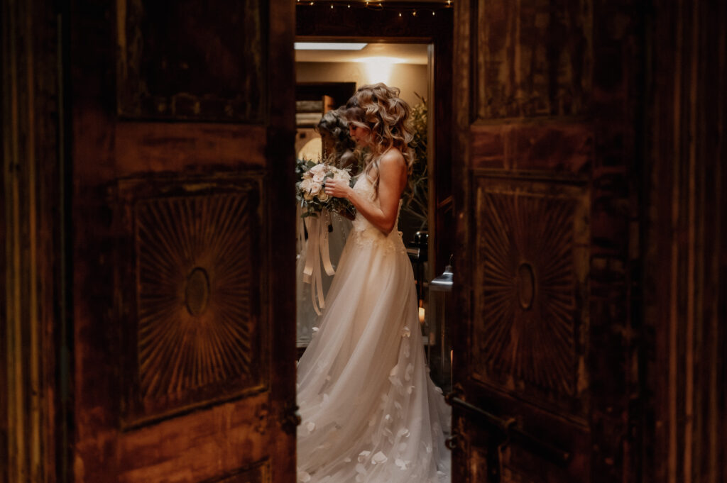 Braut mit Brautstrauß in Location Wien