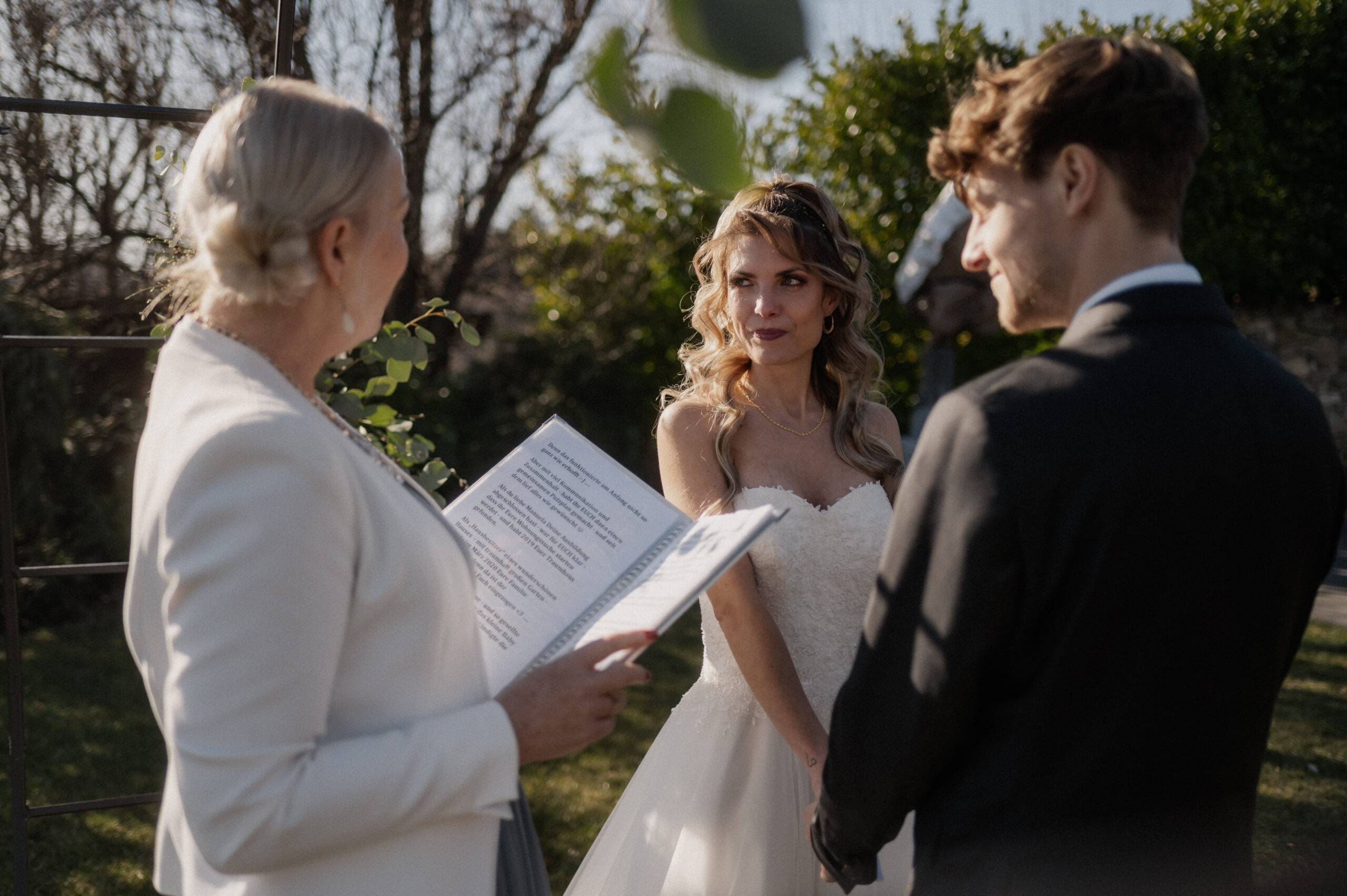 Brautpaar bei freier Trauung