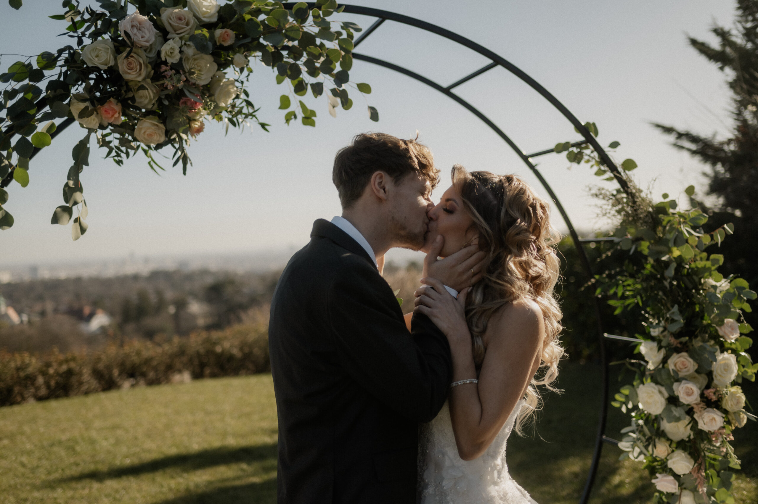 Brautpaar vor Traubogen