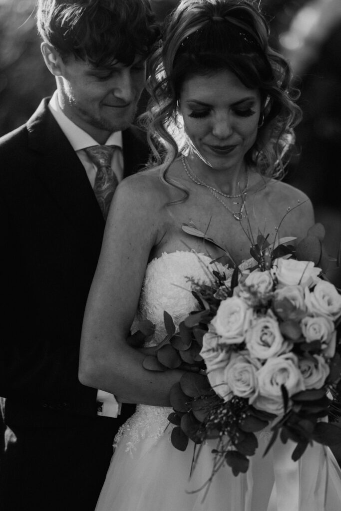 Brautpaar mit Brautstrauß in Location