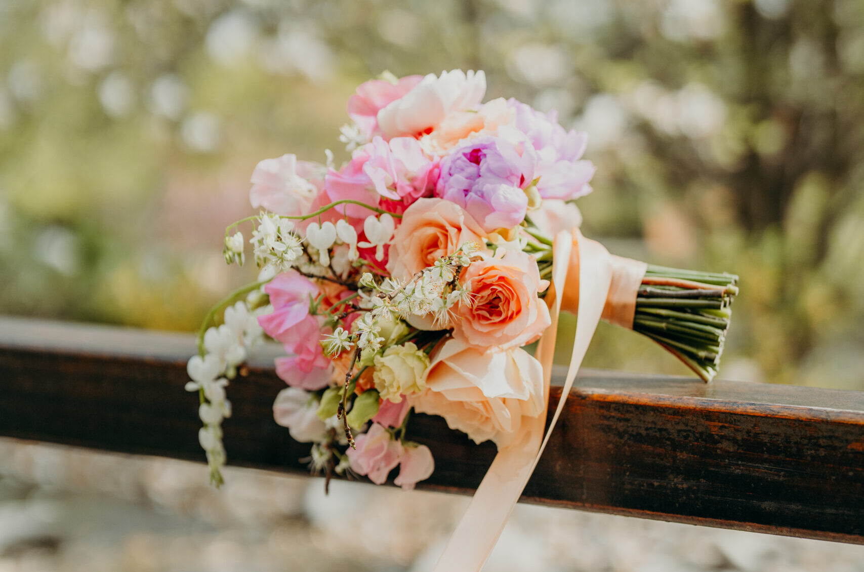 Brautstrauß auf Brücke