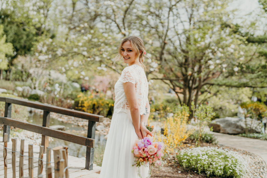 Braut in Park mit Brautstrauß