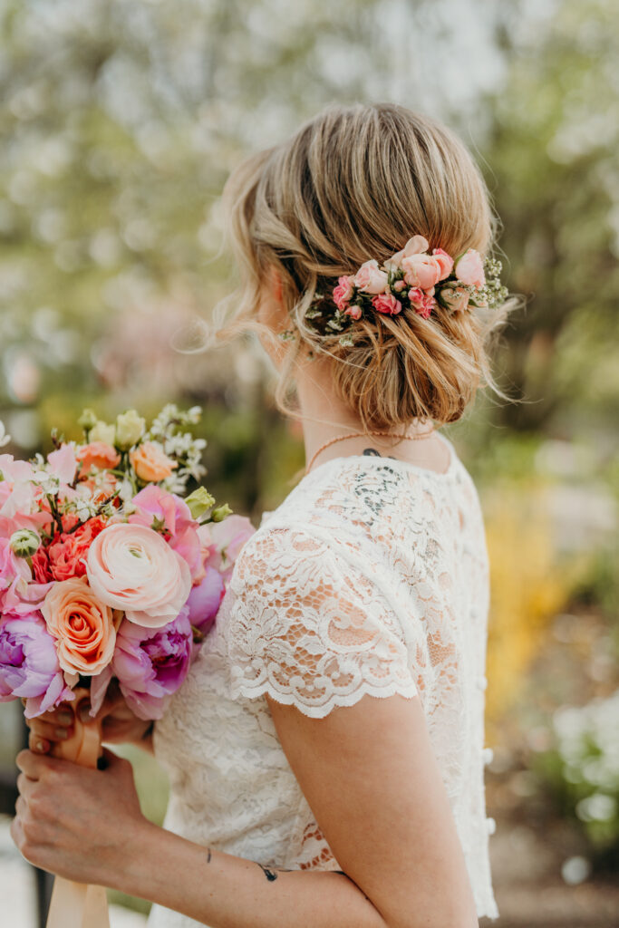Braut mit Haarschmuck und Hochsteckfrisur
