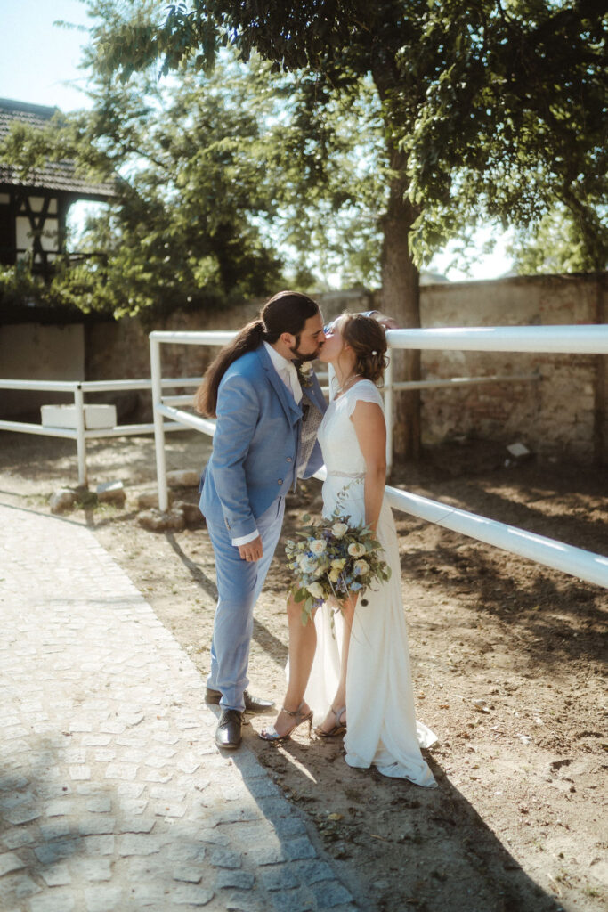 Brautpaar in Reitstall