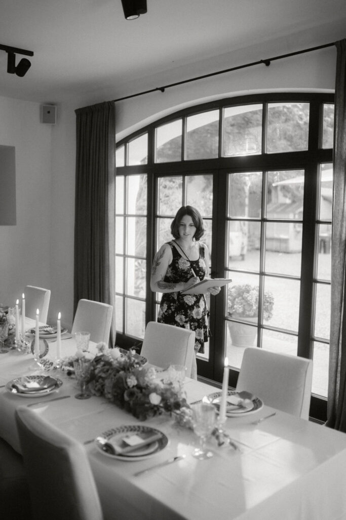 Hochzeitsplanerin bei Last Check bei Tablesetting