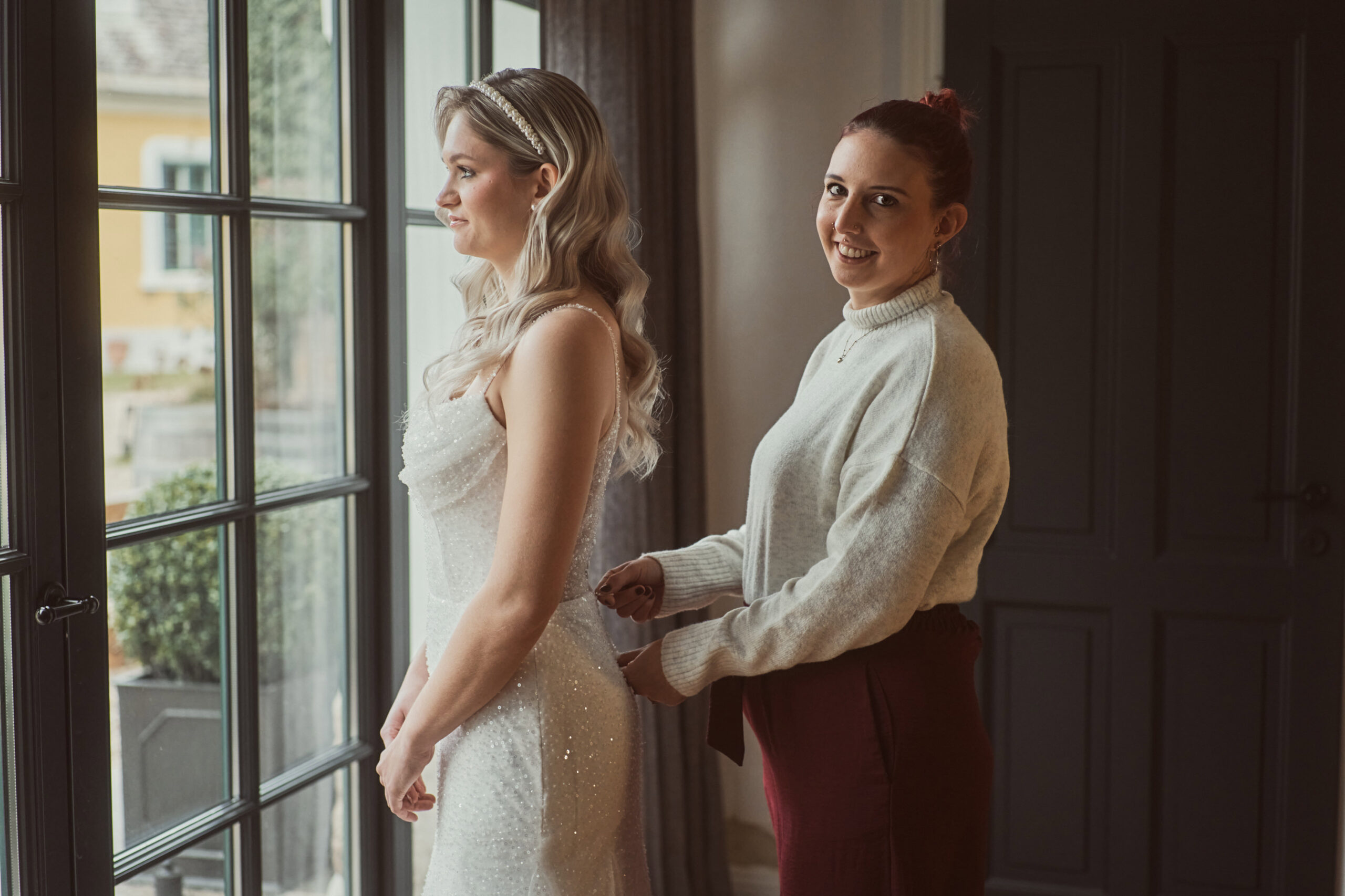 Braut mit Hochzeitsplanerin