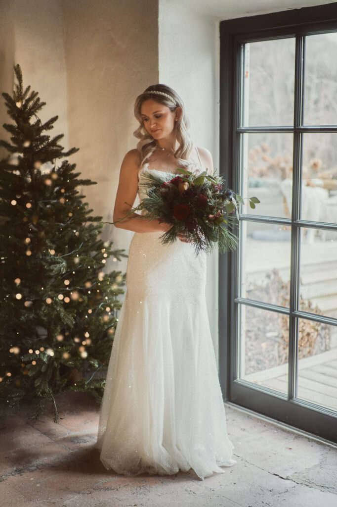 Braut vor Christbaum mit Brautstrauß