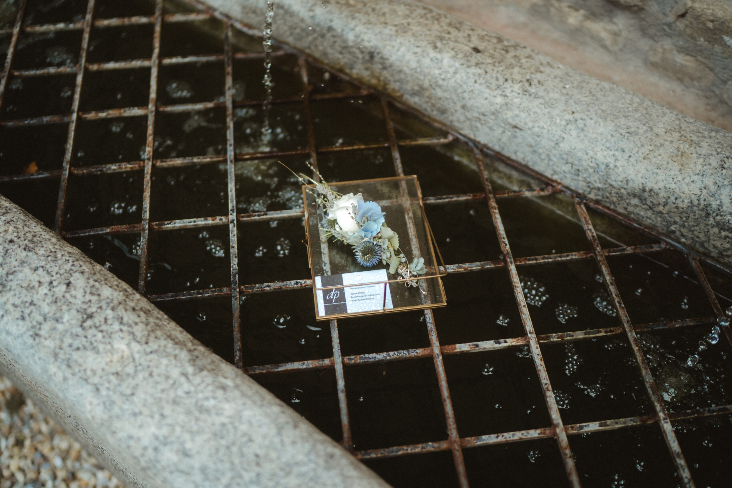 Anstecker für Bräutigam auf Brunnen