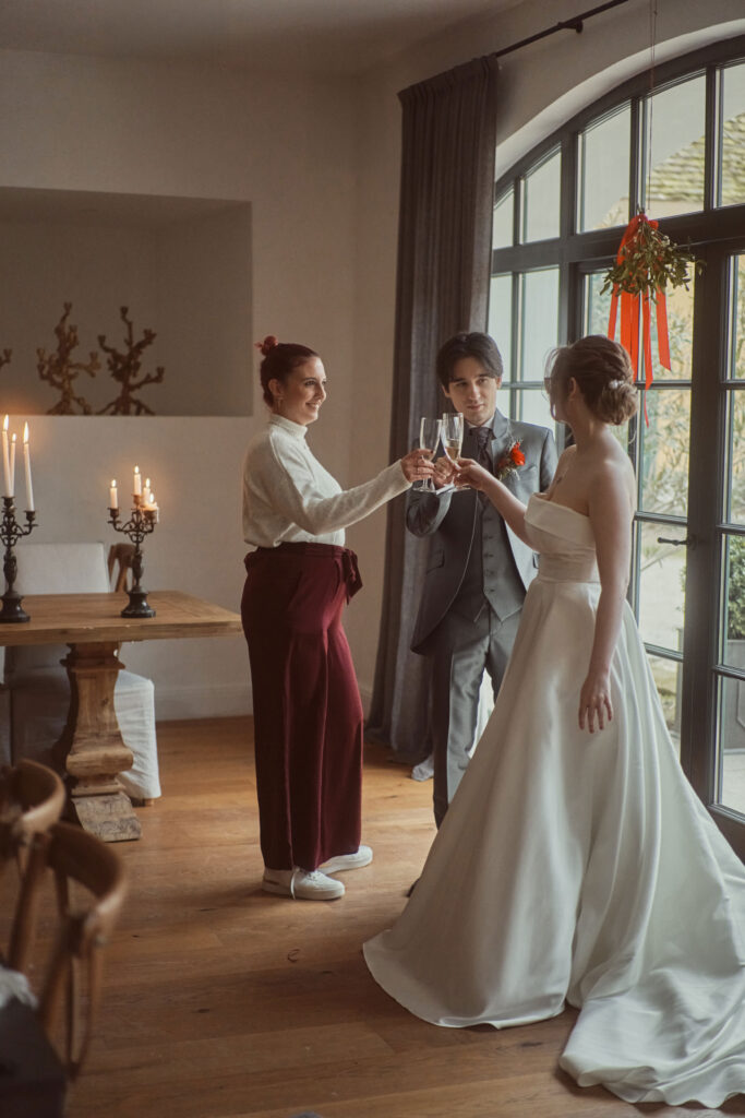 Hochzeitsplanerin mit Brautpaar