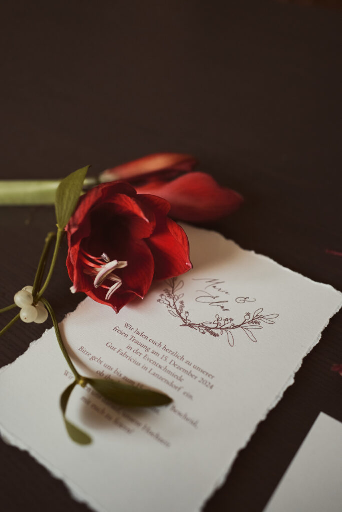 Hochzeitspapeterie mit Blume