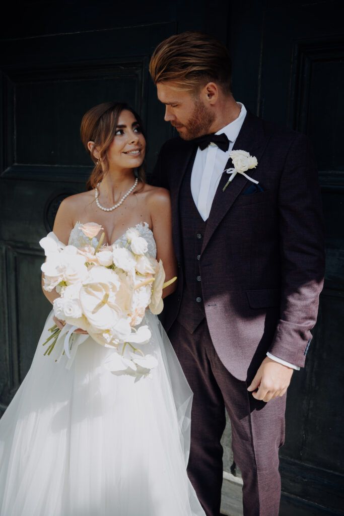 Brautpaar mit Brautstrauß