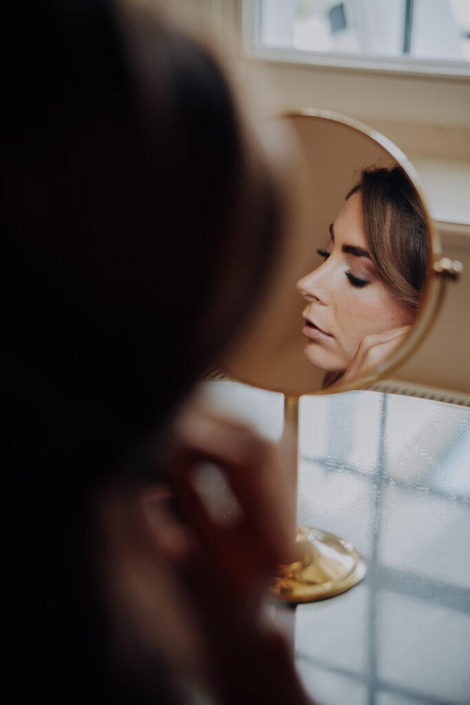 Braut bei Getting Ready bei Hochzeit in Wien