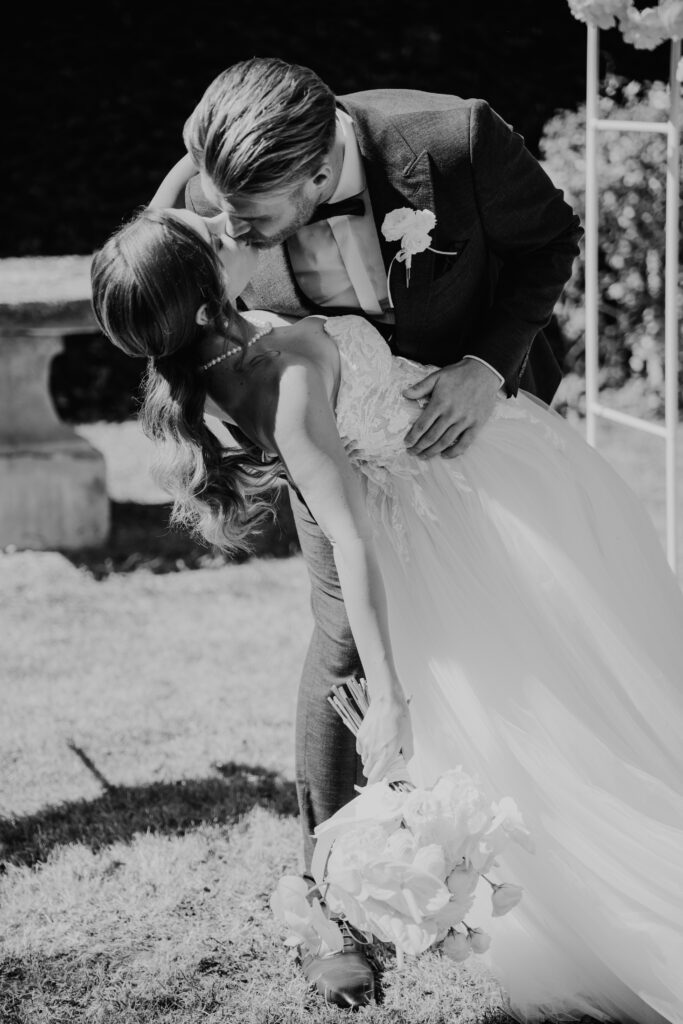 Brautpaar küsst sich