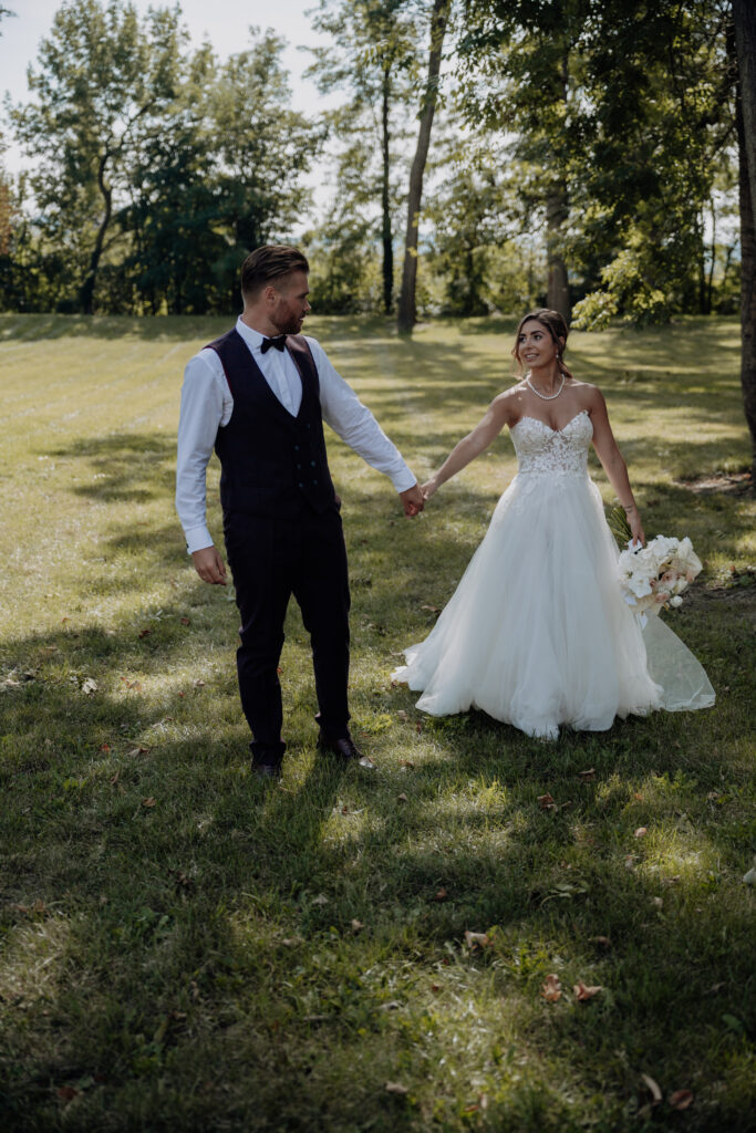 Brautpaar in Park Hochzeitslocation Wien