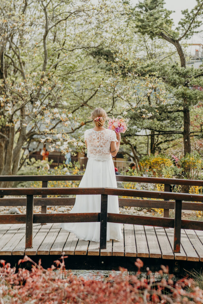 Braut in Park Hochzeitsplanung Niederösterreich