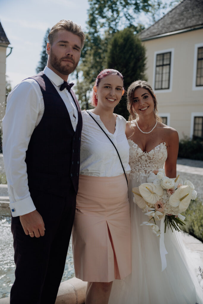 Hochzeitsplanerin mit Brautpaar