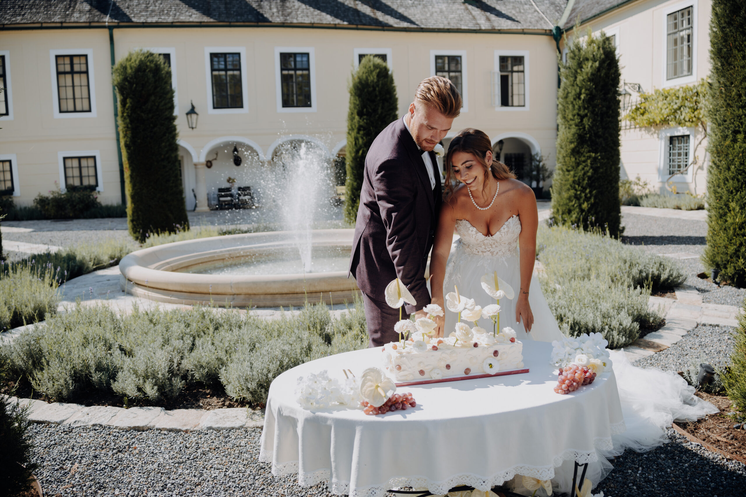 Brautpaar bei Tortenanschnitt bei Hochzeit Niederösterreich