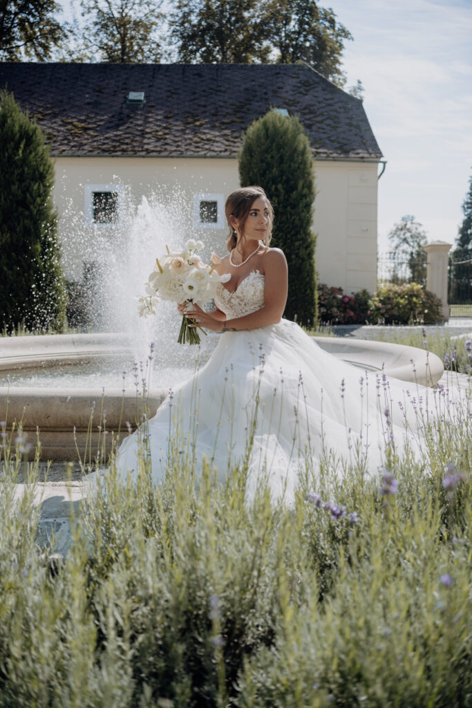 Braut mit Brautstrauß Hochzeitslocation Niederösterreich