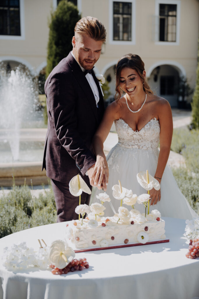 Brautpaar bei Tortenanschnitt