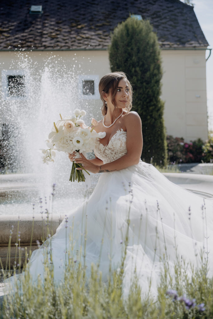 Braut mit Brautstrauß Hochzeitslocation Wien