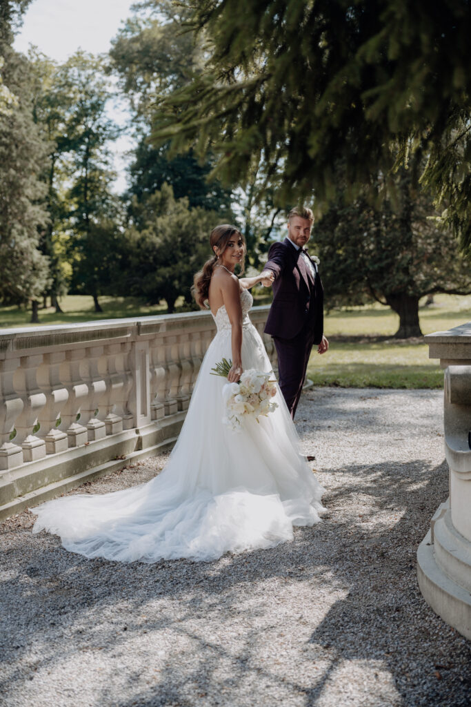 Brautpaar bei Paarshooting auf Brück in Hochzeitslocation Niederösterreich
