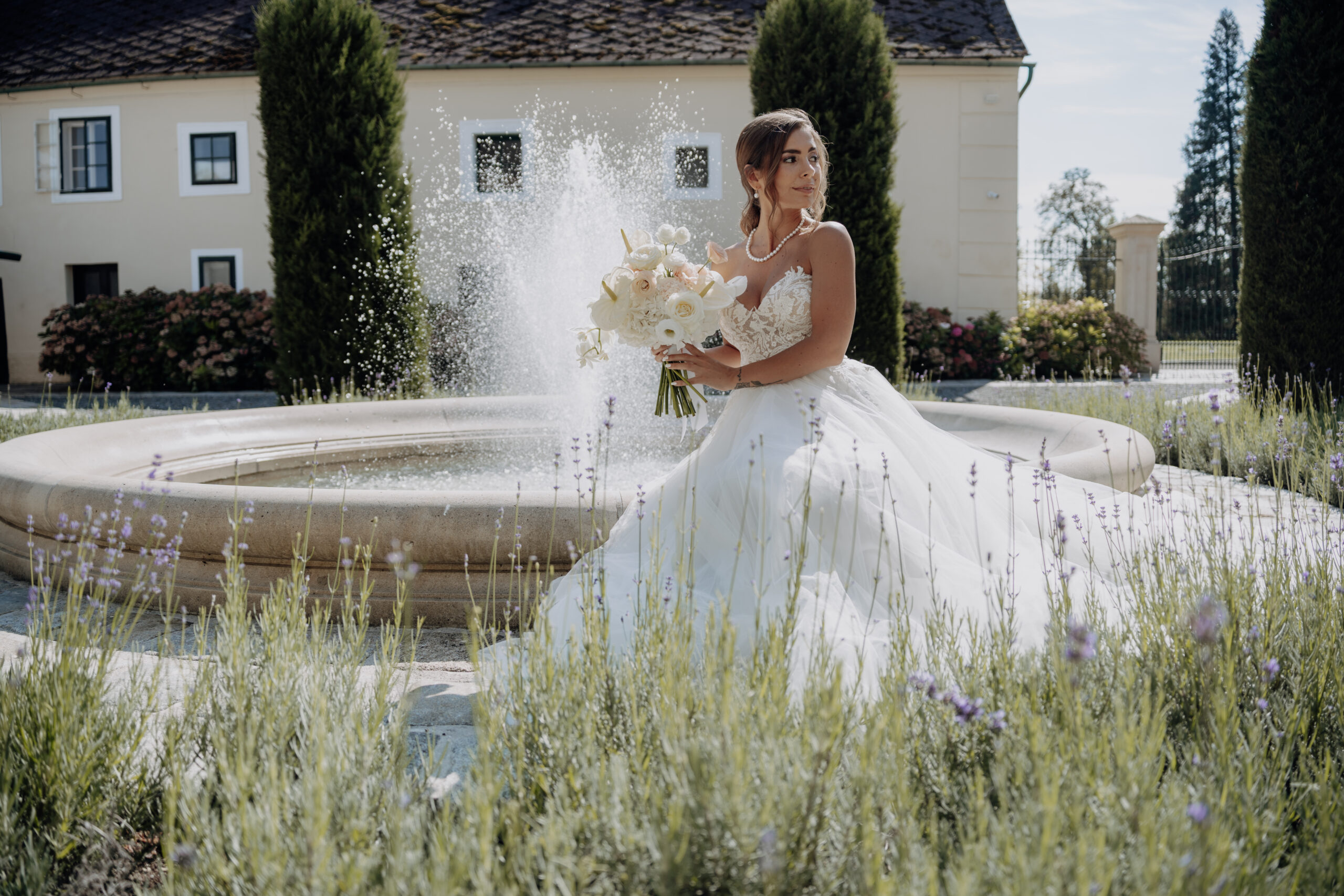 Braut mit Brautstrauß in Hochzeitslocation Wien