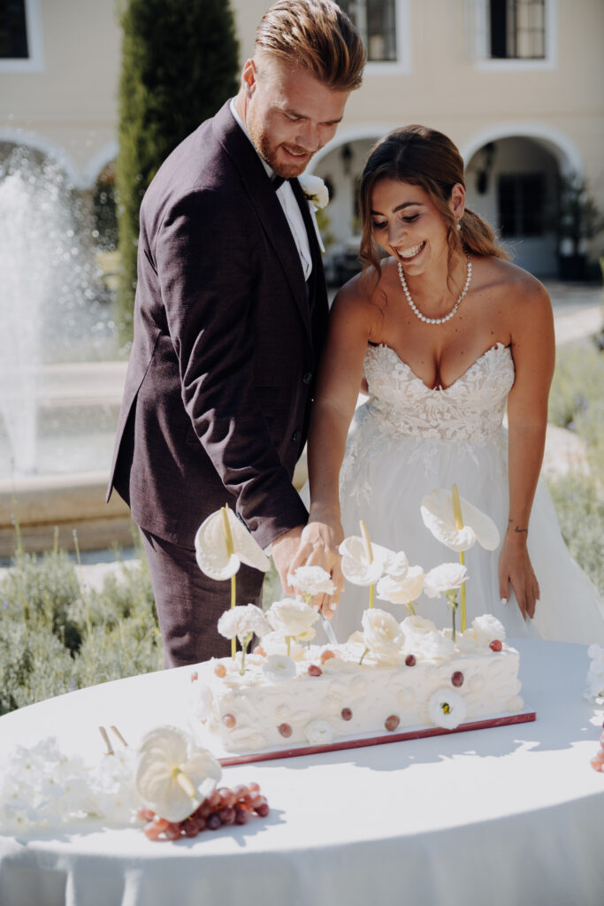 Brautpaar bei Tortenanschnitt bei Hochzeit Wien