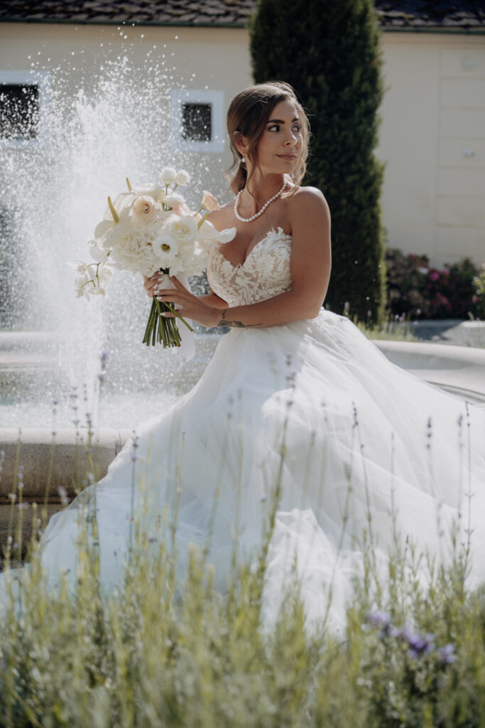 Braut mit Brautstrauß Hochzeitslocation Niederösterreich