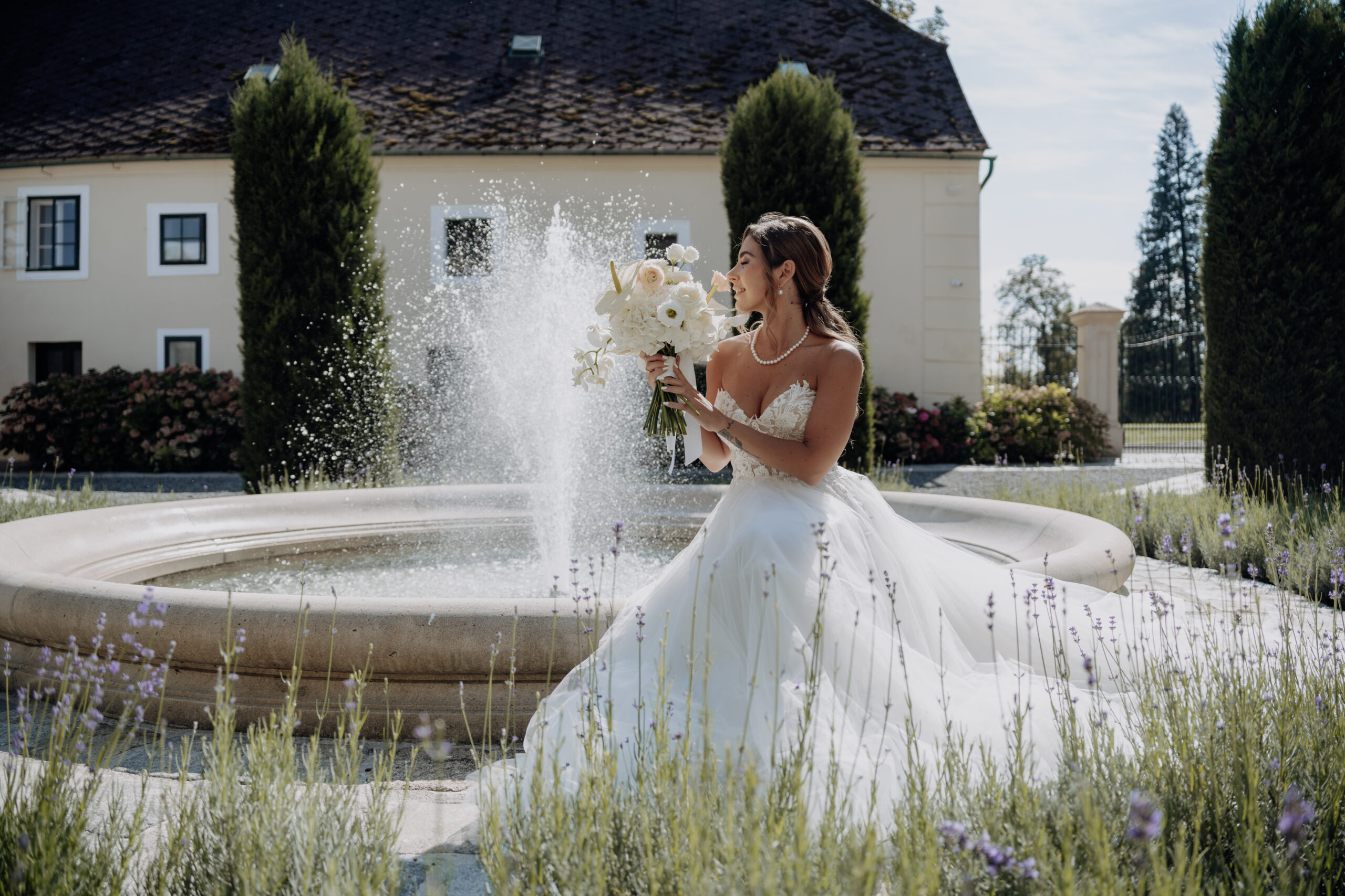 Braut mit Brautstrauß in Hochzeitslocation Wien