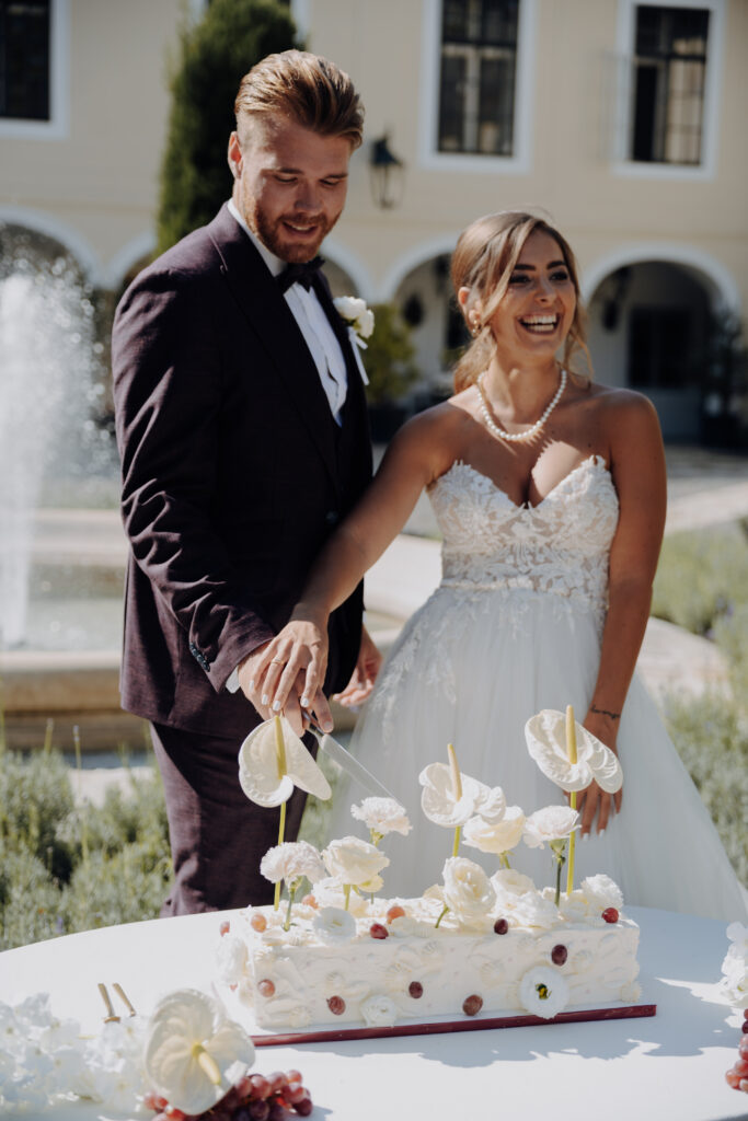 Brautpaar beim Anschneiden der Hochzeitstorte