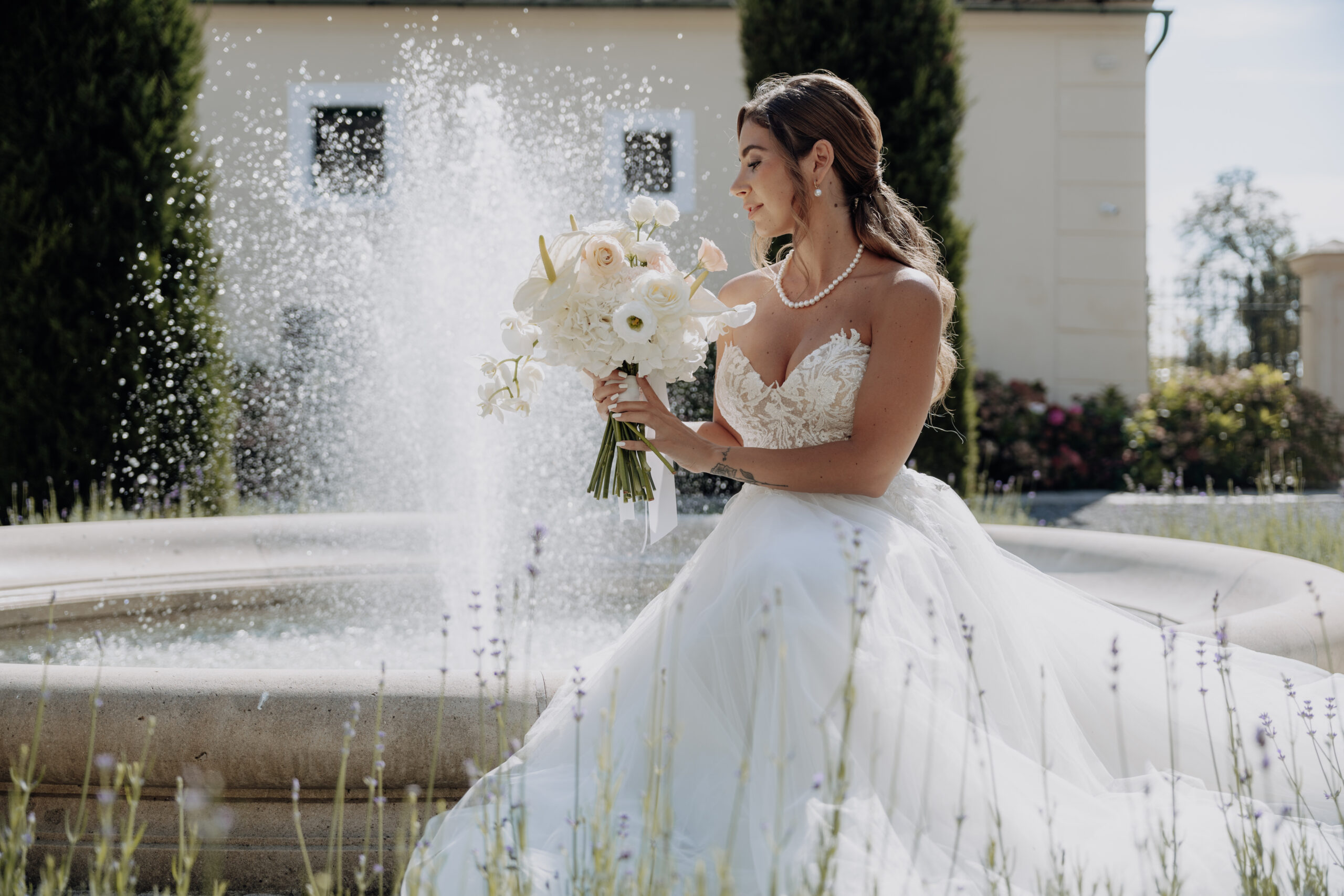 Braut mit Brautstrauß in Hochzeitslocation Niederösterreich