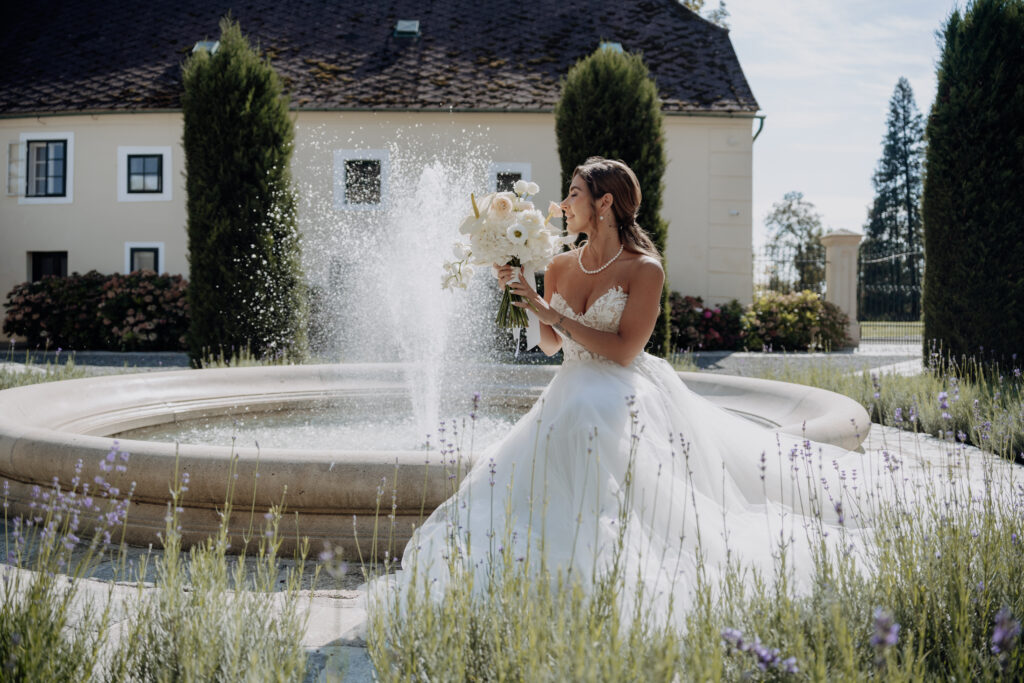 Braut mit Brautstrauß in Hochzeitslocation Niederösterreich