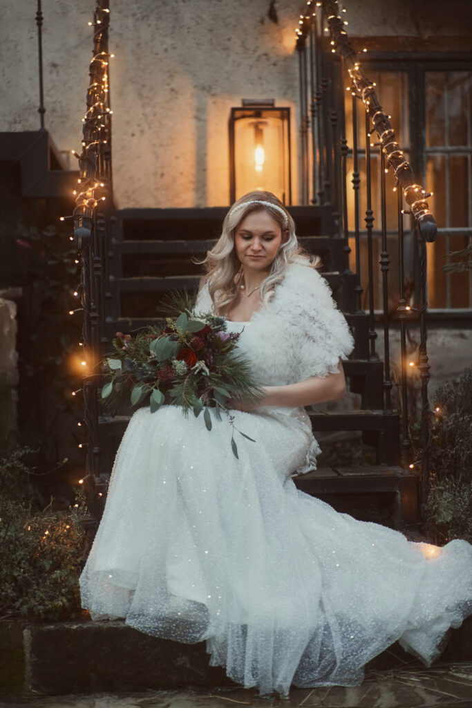 Braut mit Brautstauß in Hochzeitslocation Niederösterreich