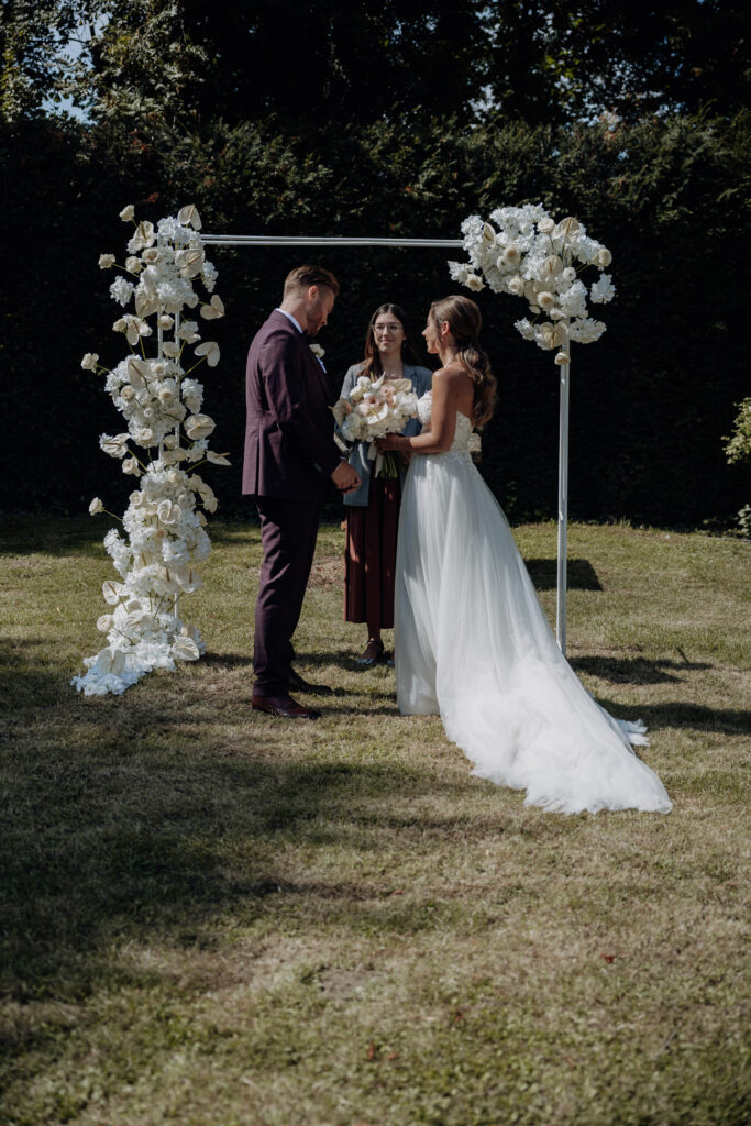 Brautpaar bei Trauung Hochzeitsplanung