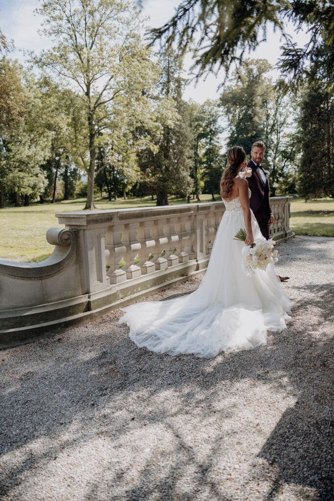 Brautpaar auf Brücke Hochzeitslocation Niederösterreich