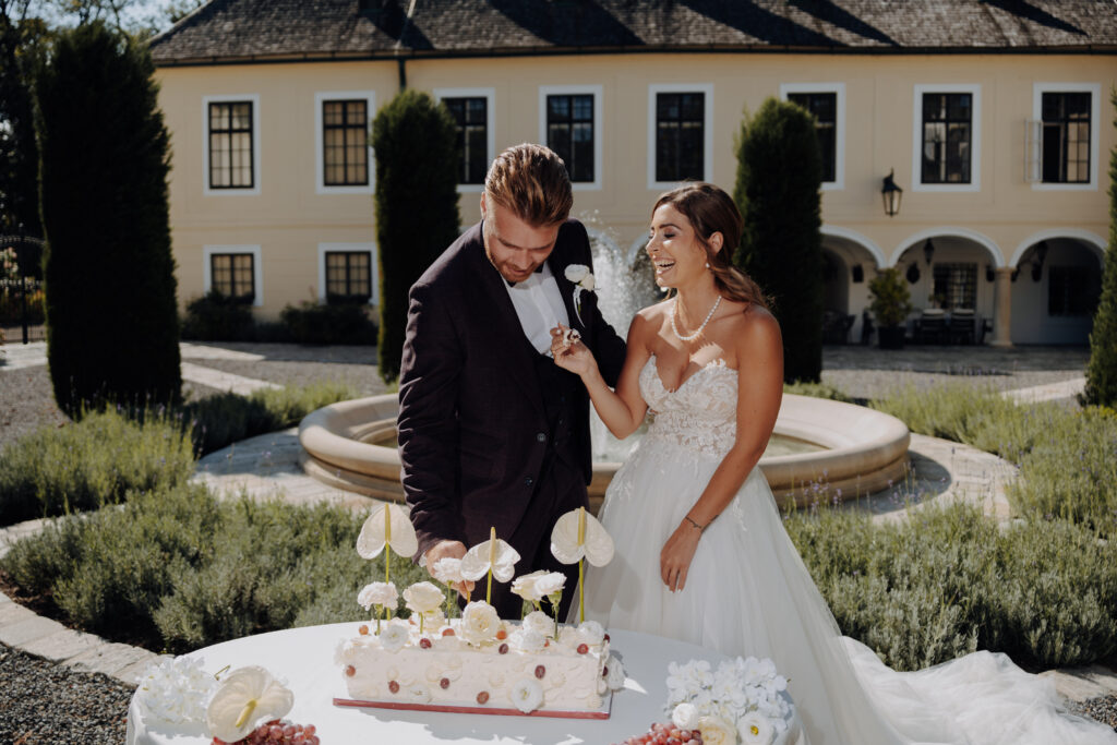 Brautpaar bei Tortenanschnitt in Hochzeitslocation