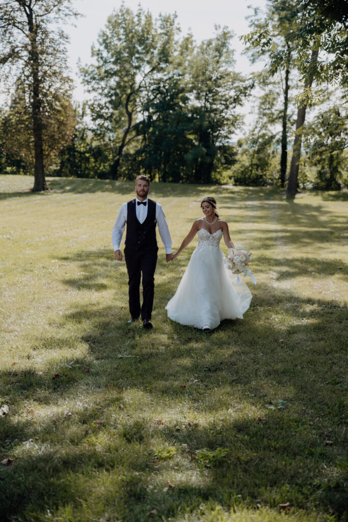 Brautpaar in Park Hochzeitsplanung Wien
