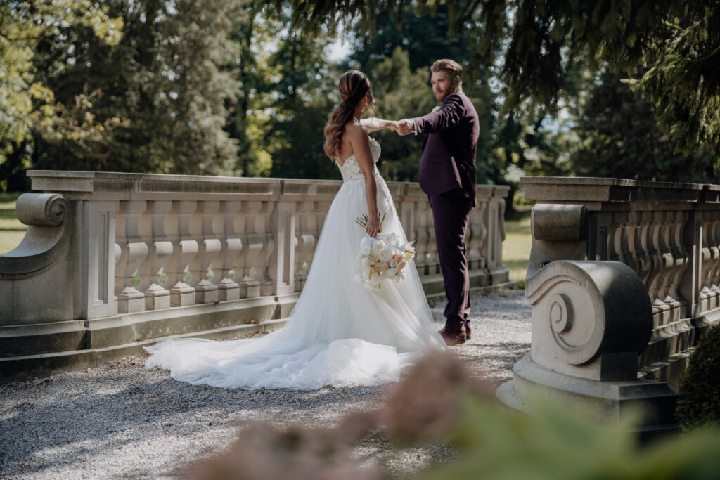 Brautpaar auf Brücke Hochzeitslocation Wien
